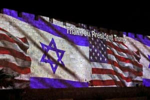 Las banderas de Israel y Estados Unidos se proyectan en las paredes de las murallas de la Ciudad Vieja de Jerusalén, para marcar la apertura de la nueva embajada de los EE. UU. El 14 de mayo de 2018. Estados Unidos trasladó su embajada en Israel a Jerusalén después de meses de protesta mundial, / AFP PHOTO / Ahmad GHARABLI