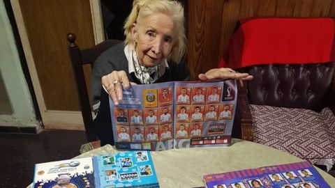 Ana del Rosario Mulet, mujer argentina de 75 años gasta todo su dinero por llenar el álbum de Catar 2022.