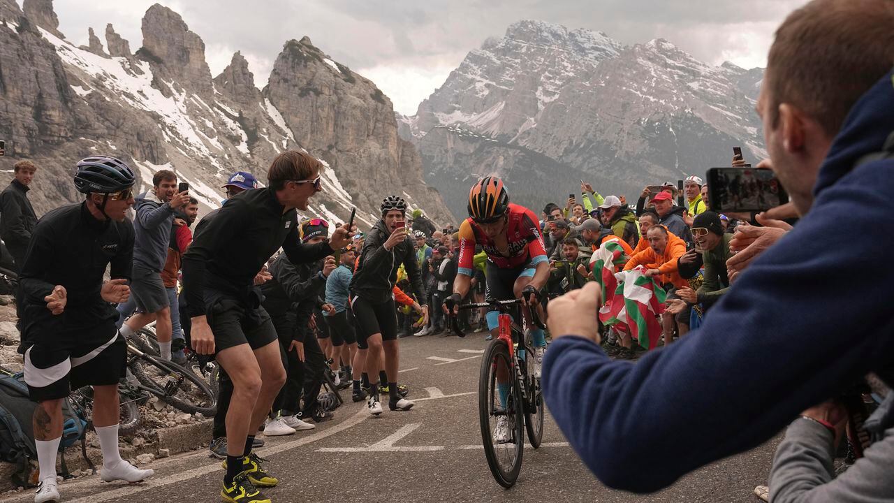 Colombia's Santiago Buitrago pedals to win the 19th stage of the Giro D'Italia , tour of Italy cycling race, from Longarone to Tre Cime di Lavaredo, Italy, Friday, May 26, 2023. (Marco Alpozzi/LaPresse via AP