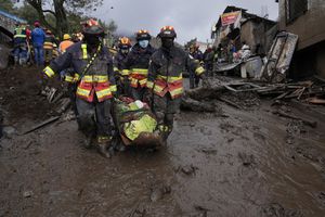 Los equipos de rescate se llevan el cuerpo de una víctima de una inundación repentina provocada por la lluvia que inundó los arroyos cercanos que reventaron sus mecanismos de contención, colapsaron una ladera y provocaron olas de lodo sobre las viviendas en el área de La Gasca de Quito, Ecuador, el martes 1 de febrero de 2019. 2022. Foto AP/Dolores Ochoa