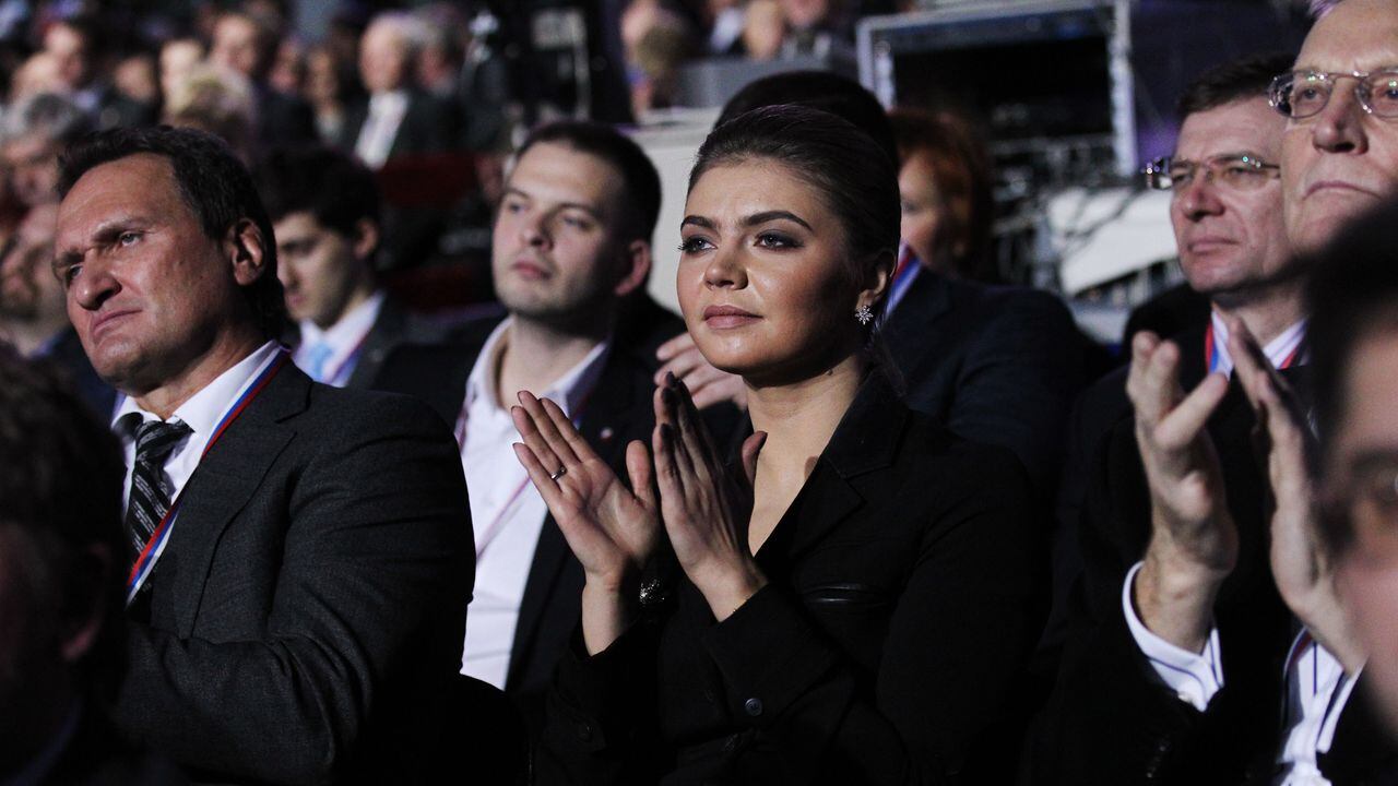 MOSCOW, RUSSIA - NOVEMBER 27: La política rusa y antigua campeona olímpica, Alina Kabaeva, aplaude un discurso de  Vladimir Putin.