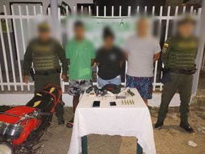 Las autoridades capturaron a tres presuntos integrantes del Clan del Golfo en la Isla de Bocachica, entre ellos dos hombres y una mujer.