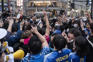 Hinchas japoneses celebran su heroíca clasificación a los octavos de final de Qatar 2022. Foto: AFP.