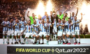 Soccer Football - FIFA World Cup Qatar 2022 - Final - Argentina v France - Lusail Stadium, Lusail, Qatar - December 18, 2022 Argentina's Lionel Messi celebrates with the trophy and teammates after winning the World Cup REUTERS/Carl Recine