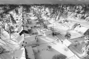 En esta imagen tomada con un dron, la nieve cubre un vecindario de Cheektowaga, Nueva York, el domingo 25 de diciembre de 2022.