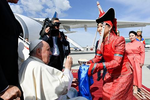 Preguntado durante el vuelo si es difícil su labor diplomática, el papa respondió: "Sí, no saben hasta qué punto es difícil". "A veces hay que tener sentido del humor", añadió.