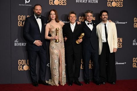 Yorgos Lanthimos, Emma Stone, Willem Dafoe, Mark Ruffalo y Ramy Youssef pose in the press room with the awards for Best Motion Picture - Musical or Comedy and Best Performance by a Female Actor in a Motion Picture - Drama  for "Poor Things" during the 81st annual Golden Globe Awards at The Beverly Hilton hotel in Beverly Hills, California, on January 7, 2024. (Photo by Robyn BECK / AFP)
