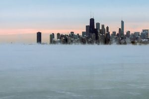 El vapor del lago Michigan cubre una foto panorámica que muestra, en el horizonte, algunos edificios de Chicago, Estados Unidos. (AP)