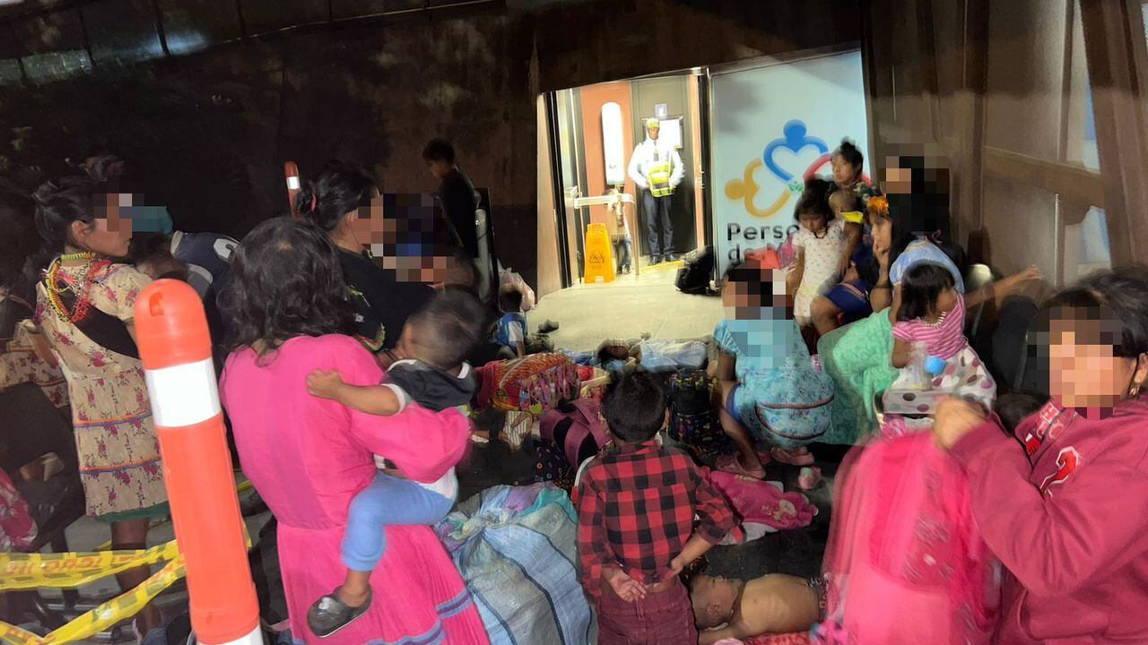 Comunidad indígena desplazada desde Chocó a Medellín por presión de ilegales.
