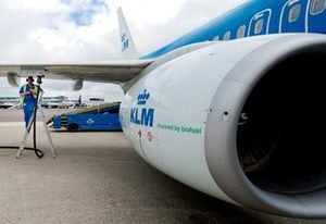 Un trabajador llena un avión de la aerolínea holandesa KLM con abundante aceite doméstico, en el aeropuerto de Schipol, Holanda. La línea KLM es la primera compañía del mundo con un vuelo comercial que utiliza bioqueroseno, con destino París. 