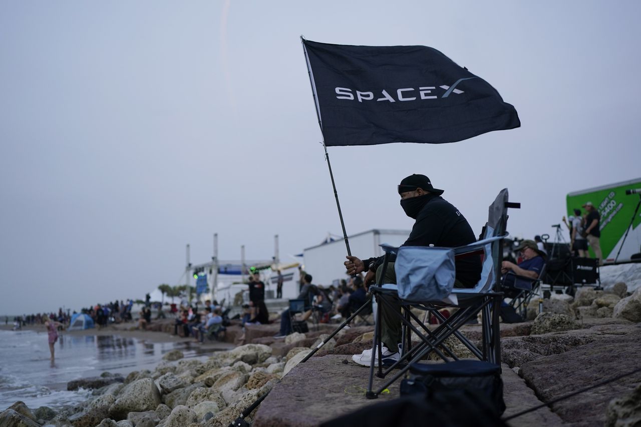 El lanzamiento del cohete Starship, de SpaceX también despertó la curiosidad de los habitantes de la zonas cercanas en Texas, quienes acudieron al ugares próximos a la base de lanzamiento para apreciar el 'espectáculo'.