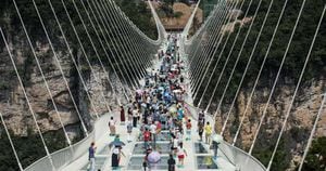 El puente de seis metros de ancho está formado por 99 placas de vidrio transparentes. Foto: AFP.