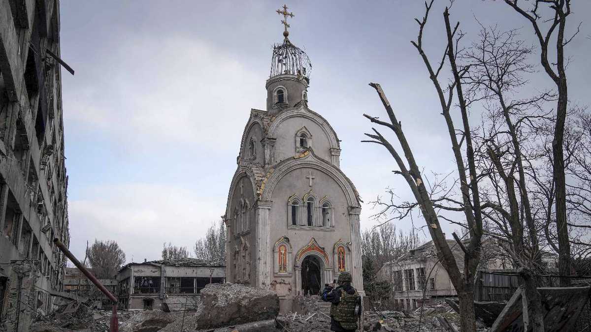 Un militar ucraniano toma una fotografía de una iglesia dañada tras un bombardeo en un barrio residencial de Mariúpol, Ucrania, el 10 de marzo de 2022. (Foto: AP /Evgeniy Maloletka, Archivo).