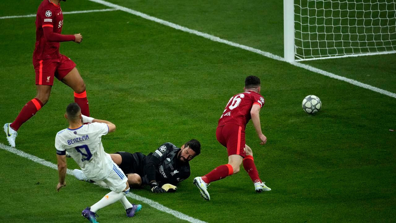 Karim Benzema estuvo a punto de abrir el marcador sin embargo el VAR anuló su gol.