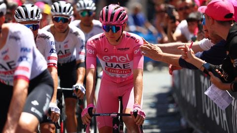 Team UAE's Slovenian rider Tadej Pogacar goes to the start of the 8th stage of the 107th Giro d'Italia cycling race, 152km between Spoleto and Prati di Tivo, on May 11, 2024 in Spoleto. (Photo by Luca Bettini / AFP)