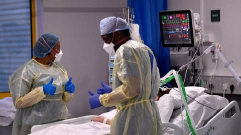 FOTO DE ARCHIVO: El personal médico trata a pacientes en el Hospital Universitario de Milton Keynes (imagen de referencia).
