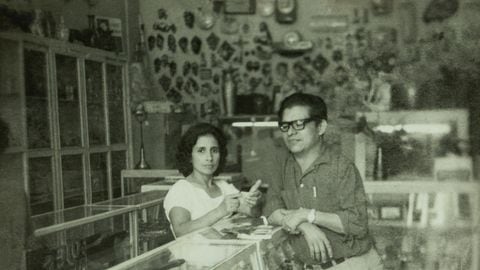 Luis Carlos García, junto con su esposa, fundaron en 1945 la primera tienda de Joyería. Hoy, 80 años después, aún perduran la confianza, constancia y tradición, ya han pasado tres generaciones.