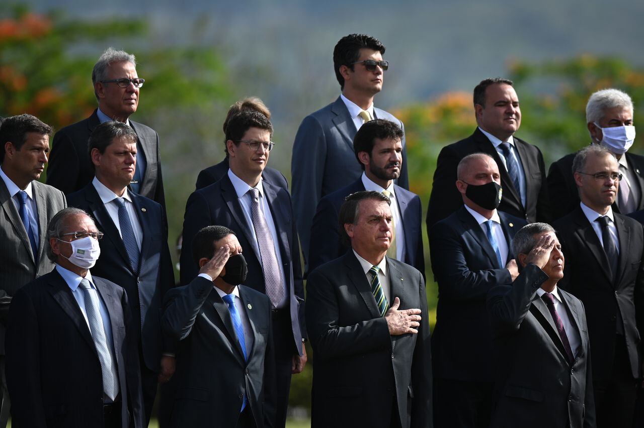 El presidente de Brasil, Jair Bolsonaro, y sus ministros asisten a la ceremonia de izamiento de la bandera nacional frente al Palacio de Alvorada en medio de la pandemia del coronavirus (COVID-19), en Brasilia, Brasil, el martes 27 de octubre de 2020.