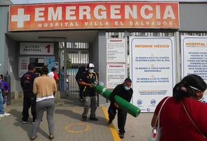 Un hombre transporta una bala de oxígeno en un hospital de Lima, Perú.
