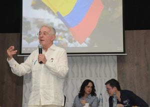 Visita Expresidente Álvaro Uribe a Santiago de Cali para la presentación de los candidatos por el Centro Democrático a las Elecciones Regionales.