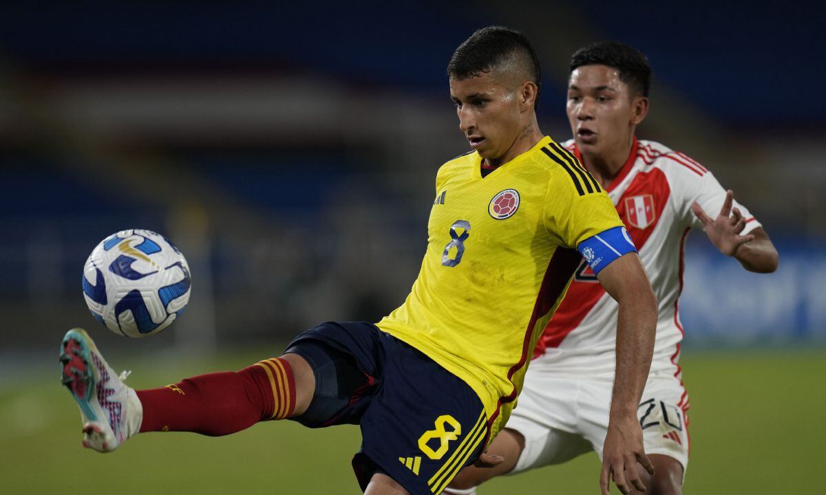 Colombia's Gustavo Puerta, left, fight for the ball with Peru's Lisardo Vasquez during a South America U-20 soccer match in Cali, Colombia, Saturday, Jan. 21, 2023. (AP/Fernando Vergara)