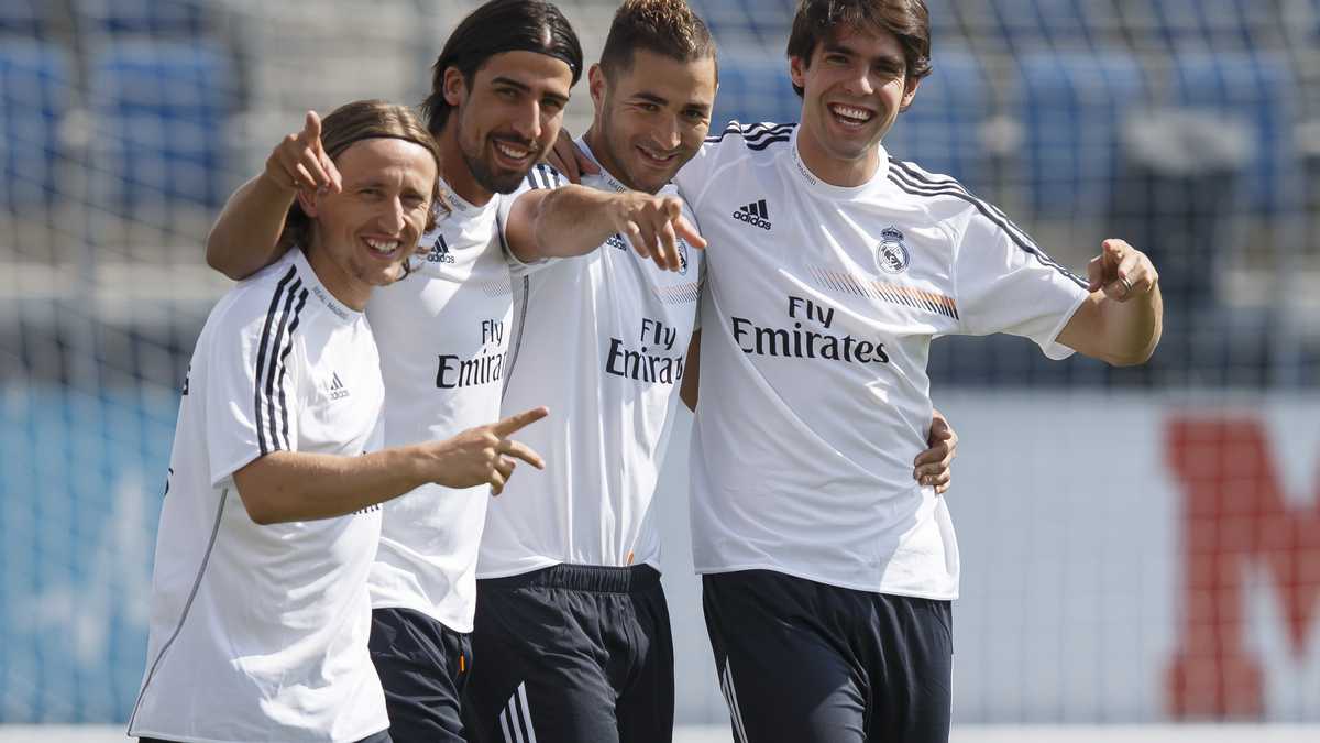 Ricardo Kaká, junto a otros jugadores del Real Madrid