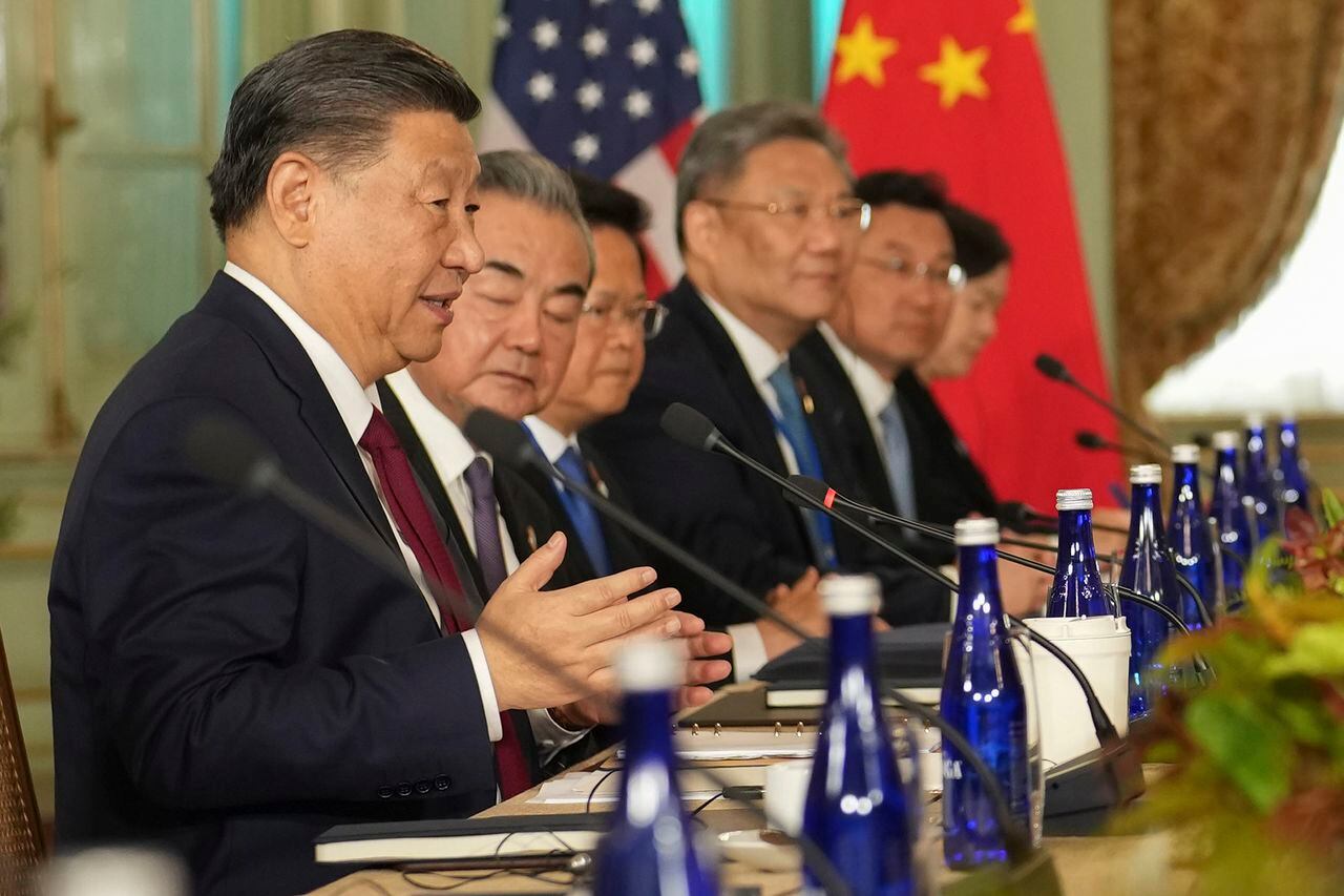 El presidente de China, Xi Jinping, habla durante una reunión con el presidente Joe Biden en Filoli Estate en Woodside, California, el miércoles 15 de noviembre de 2023