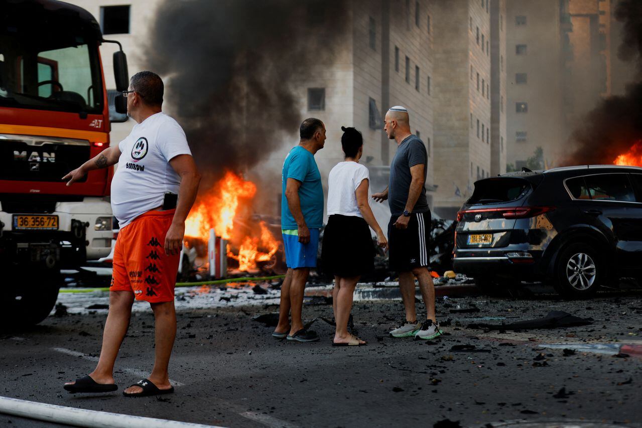La gente reacciona en la carretera, tras los ataques con cohetes lanzados desde Gaza, en Ashkelon, Israel, el 7 de octubre de 2023. REUTERS/Amir Cohen