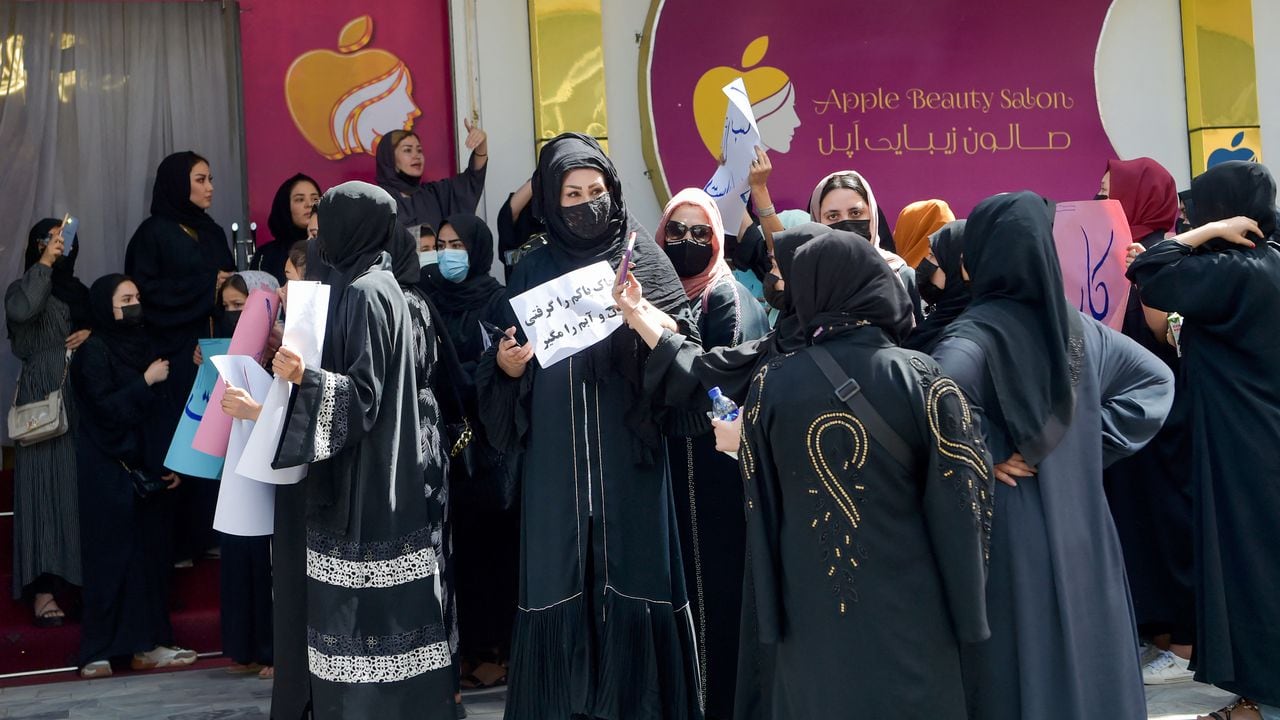 Las mujeres afganas organizan una protesta por sus derechos en un salón de belleza en el área de Shahr-e-Naw de Kabul el 19 de julio de 2023.