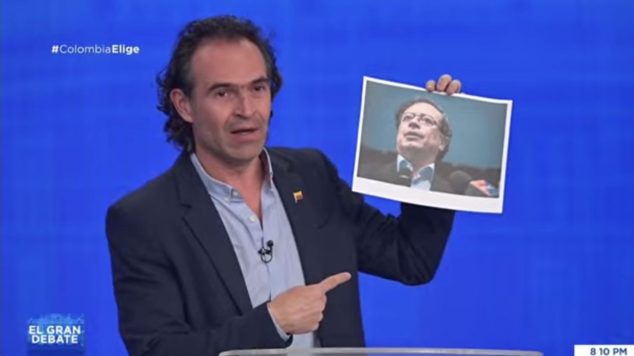 El candidato Federico Gutiérrez sacó una foto de Gustavo Petro.