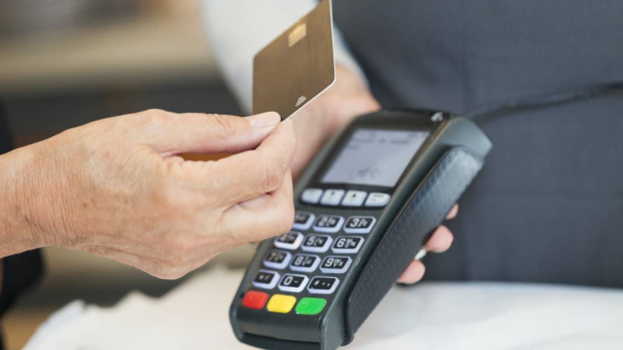 Expertos recomiendan revisar periódicamente los gastos y suscripciones a los que está sujeta la tarjeta de crédito.