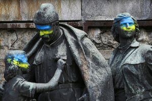 Figuras de activistas antifascistas de la era comunista, parte del "Monumento al montículo fraternal" están pintadas con los colores de la bandera ucraniana como señal de solidaridad con Ucrania en medio de la invasión de Rusia, en el centro de Sofía, Bulgaria. Foto REUTERS/Spasiyana Serguieva