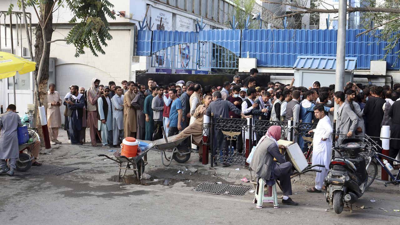 Afganos hacen fila para tratar de retirar dinero frente a un banco de Kabul, Afganistán, el lunes 30 de agosto de 2021. (AP Foto/Khwaja Tawfiq Sediqi)