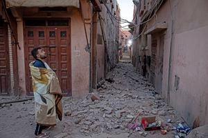 Un residente observa un edificio dañado tras un terremoto de magnitud 6,8 ​​en Marrakech el 9 de septiembre de 2023. Un poderoso terremoto que sacudió Marruecos a finales del 8 de septiembre mató a más de 600 personas, según mostraron cifras del Ministerio del Interior, lo que provocó que los residentes aterrorizados huyeran de sus hogares en el medio. de la noche.