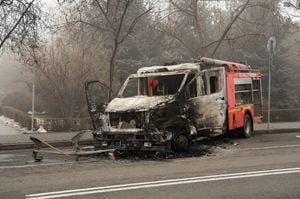 Una imagen muestra un camión de bomberos quemado en una calle en el centro de Almaty el 6 de enero de 2022, luego de la violencia que estalló luego de las protestas por los aumentos en los precios del combustible. - Las bajas entre los oficiales de seguridad kazajos el 6 de enero aumentaron a 18 muertos y 748 heridos mientras las autoridades buscaban sofocar los disturbios en el ex país soviético. (Photo by Alexander BOGDANOV / AFP)