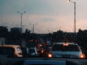 Tráfico en la ciudad de Bogotá en una tarde lluviosa, visto desde el interior del automóvil.  lluvia