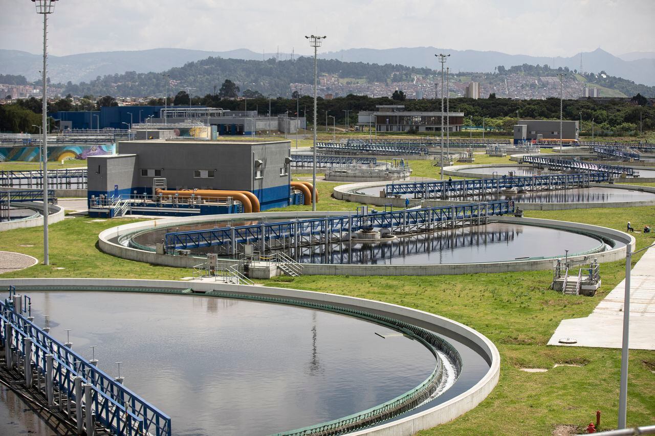 PTAR Salitre tiene el propósito de limpiar el 30% del agua del río Bogotá. Debió haber sido entregada en septiembre de 2021. Sin embargo, la EAAB se negó a aceptar la planta alegando problemas técnicos.
