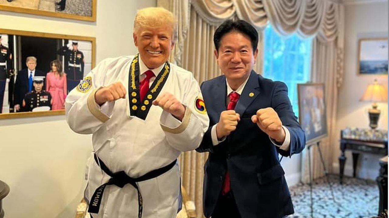 Donald Trump y el presidente de Kukkiwon, Lee Dong-sup