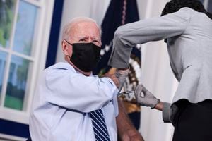 Joe Biden recibiendo la tercera vacuna contra la covid-19