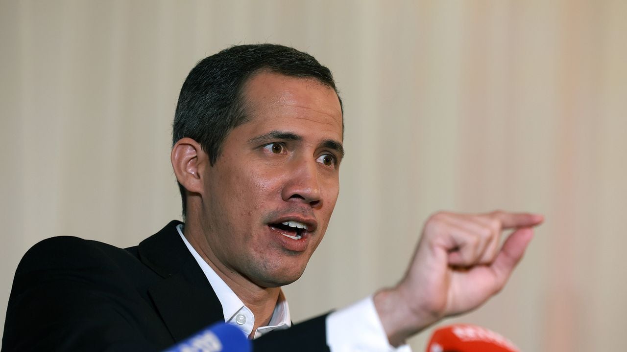 El líder de la oposición venezolana Juan Guaidó ofrece una conferencia de prensa en La Jolla Ballroom el 27 de abril de 2023 en Coral Gables, Florida.