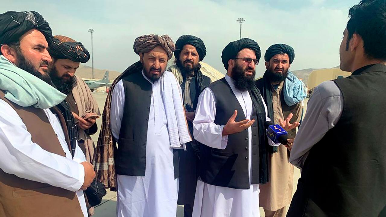 Líderes talibanes son entrevistados por periodistas dentro del Aeropuerto Internacional Hamid Karzai en Kabul, Afganistán, tras retomar el control gracias a la salida de Estados Unidos.