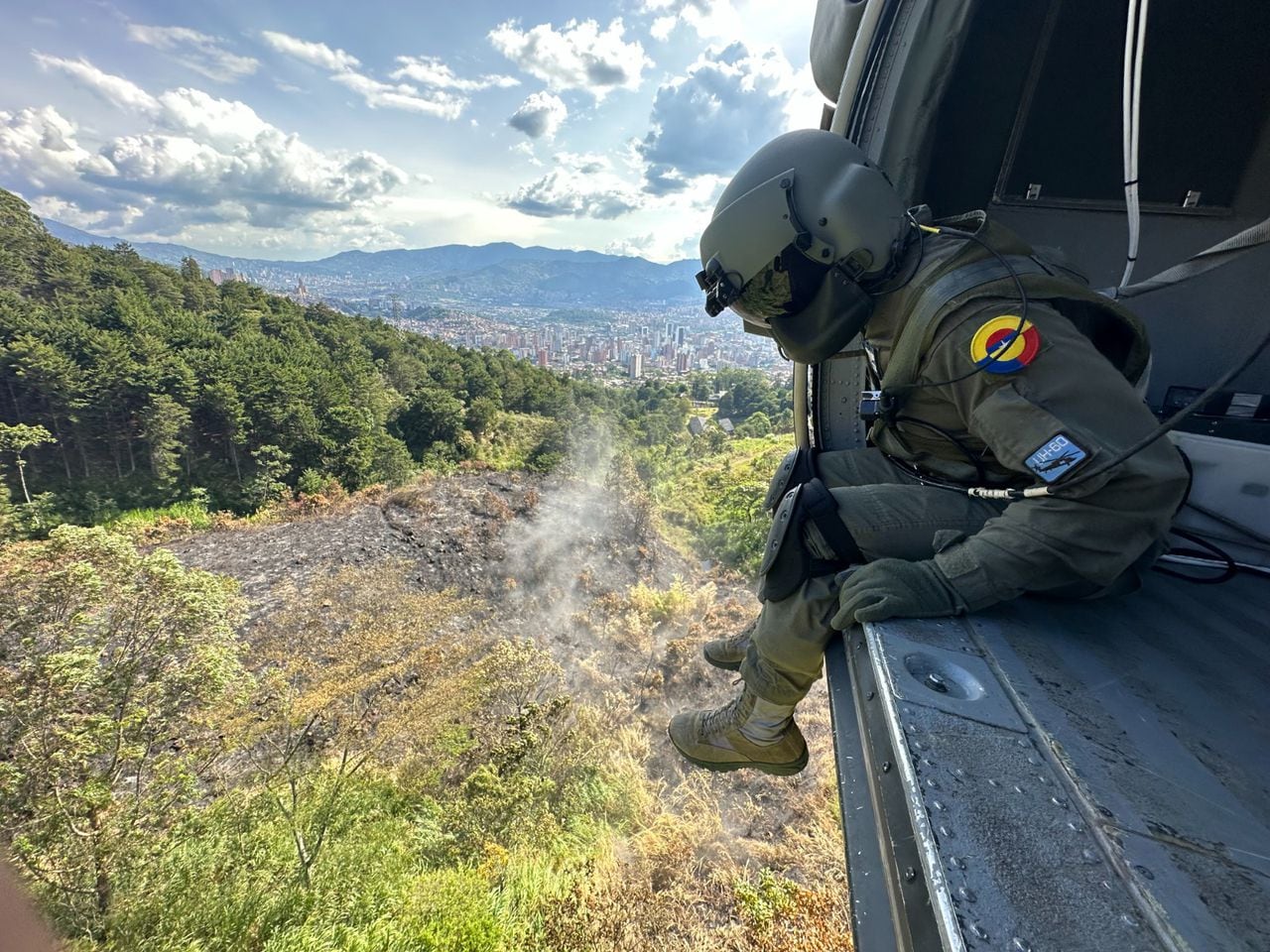 La Fuerza Aérea Colombiana apoyan atención a incendios forestales con un helicóptero UH-60.