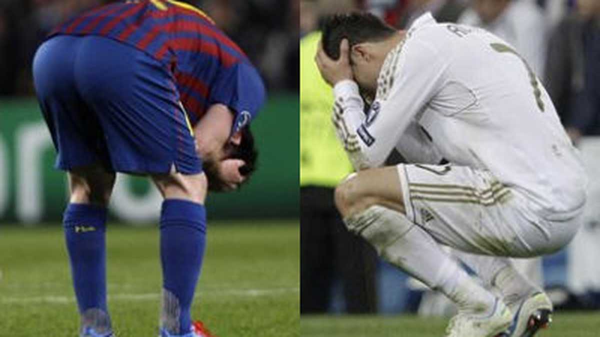 Lionel Messi (i) y Cristiano Ronaldo (d) se toman la cabeza tras haber desperdiciado un tiro penal definitivo para las aspiraciones de sus respectivas escuadras en la Liga de Campeones.