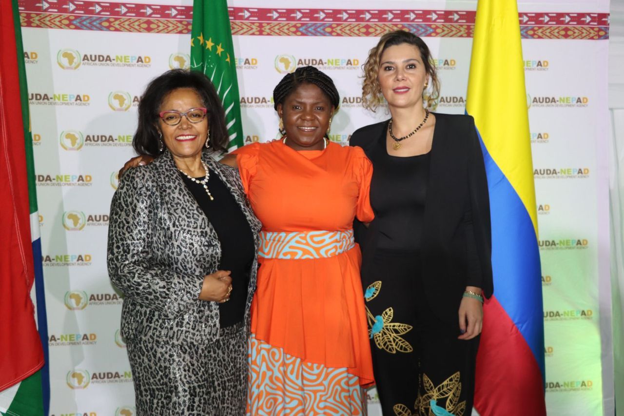 prensa Agencia presidencial de cooperación internacional
vicepresidenta Francia Márquez y Eleonora Betancur González, directora de la Agencia Presidencial de Cooperación de Colombia, celebran acuerdos en Sudáfrica.