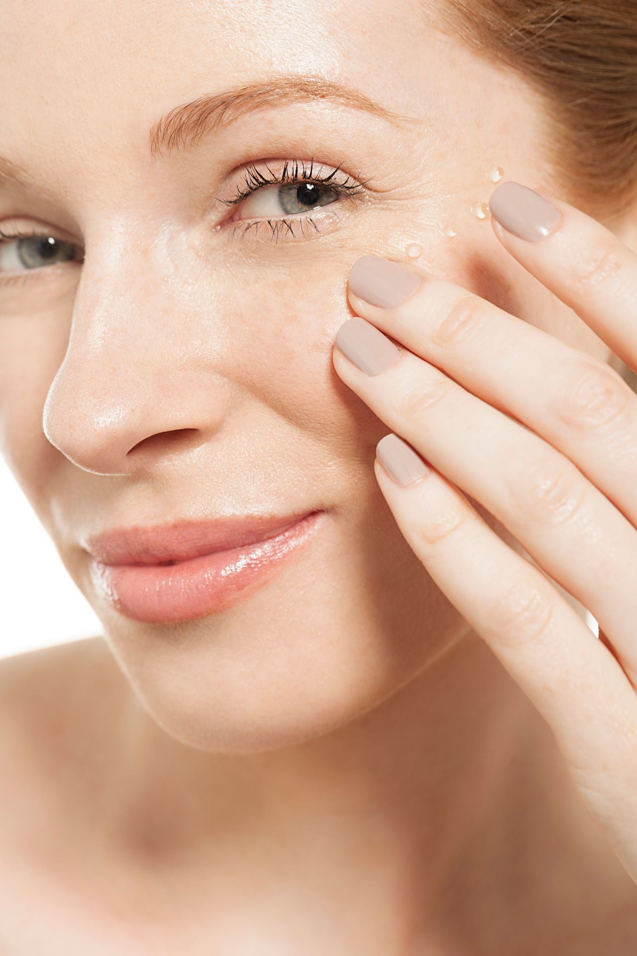 La aparición de manchas en la piel se puede presentar por múltiples factores.