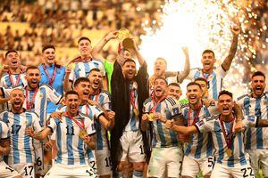 Lionel Messi de Argentina levanta el trofeo de la Copa del Mundo junto a sus compañeros mientras celebran después de ganar la Copa del Mundo