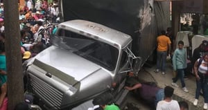 Camión sin frenos mató a cuatro personas en Campamento, Antioquia; mientras que otras tres batallan por su vida en centros médicos del departamento.