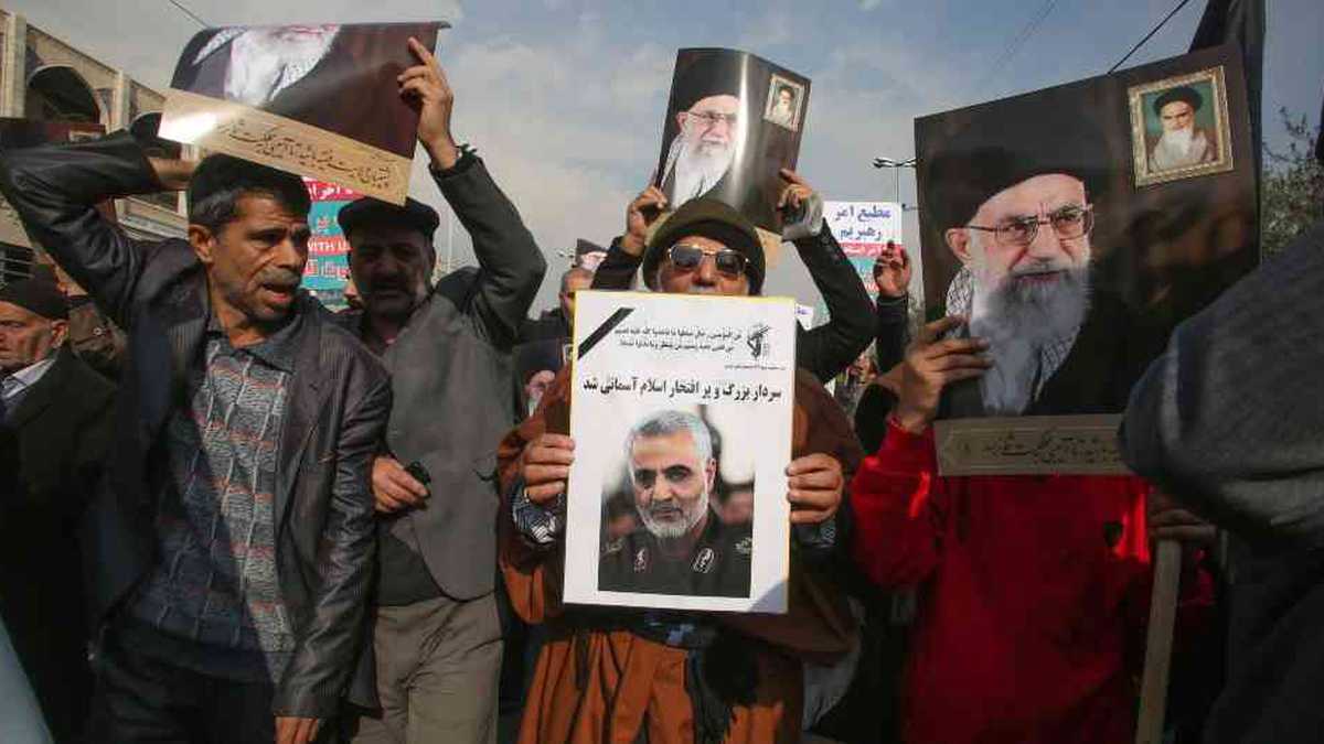 Los iraníes sostienen carteles del líder supremo de Irán, el ayatolá Ali Khamenai (antecedentes) y el comandante asesinado Qasem Soleimani durante una manifestación en la capital Teherán.