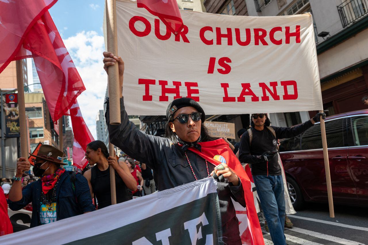 Cientos de activistas, grupos indígenas, estudiantes y otras personas se toman las calles de Nueva York, este 17 de septiembre, para marchar para acabar con los combustibles fósiles.