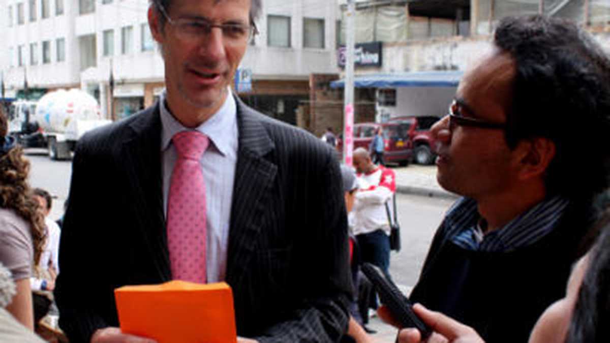 Peticionarios colombianos entregaron una carta a un funcionario de la embajada de Holanda en Bogotá.